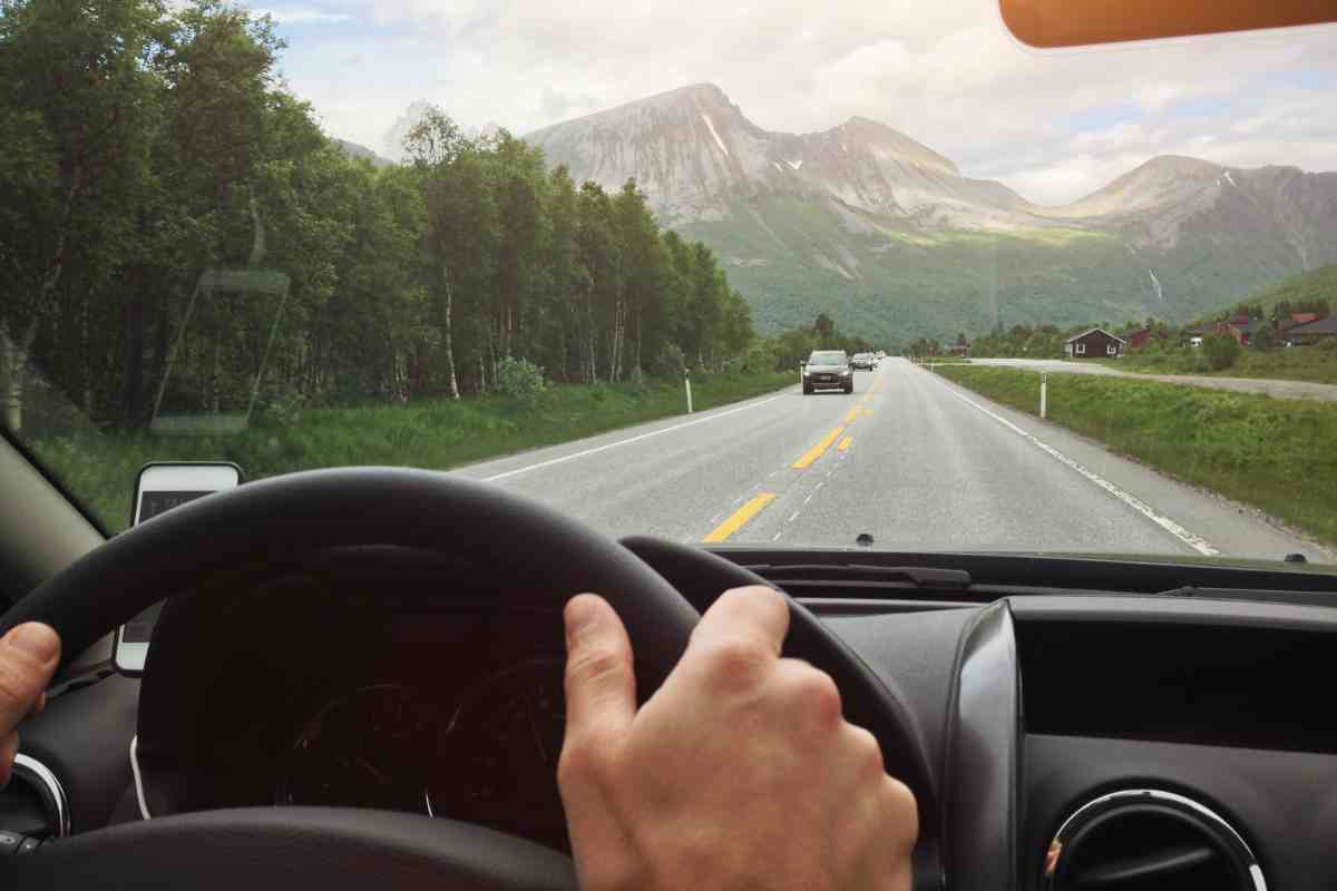 Persona alla guida di un'auto