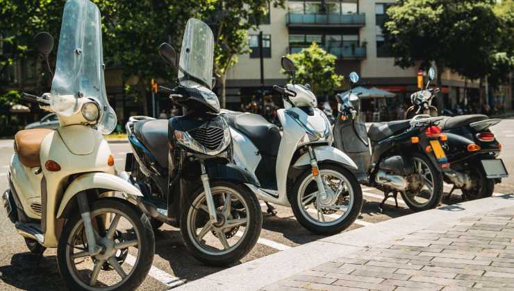 Degli scooter parcheggiati